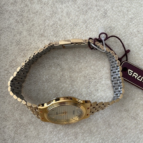 New! Vintage Gruen Quartz Watch w/ Diamond Marker - Picture 11 of 16